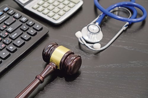 “El más poderoso tendrá menos responsabilidad”: alertan sobre cambios a negligencia médica