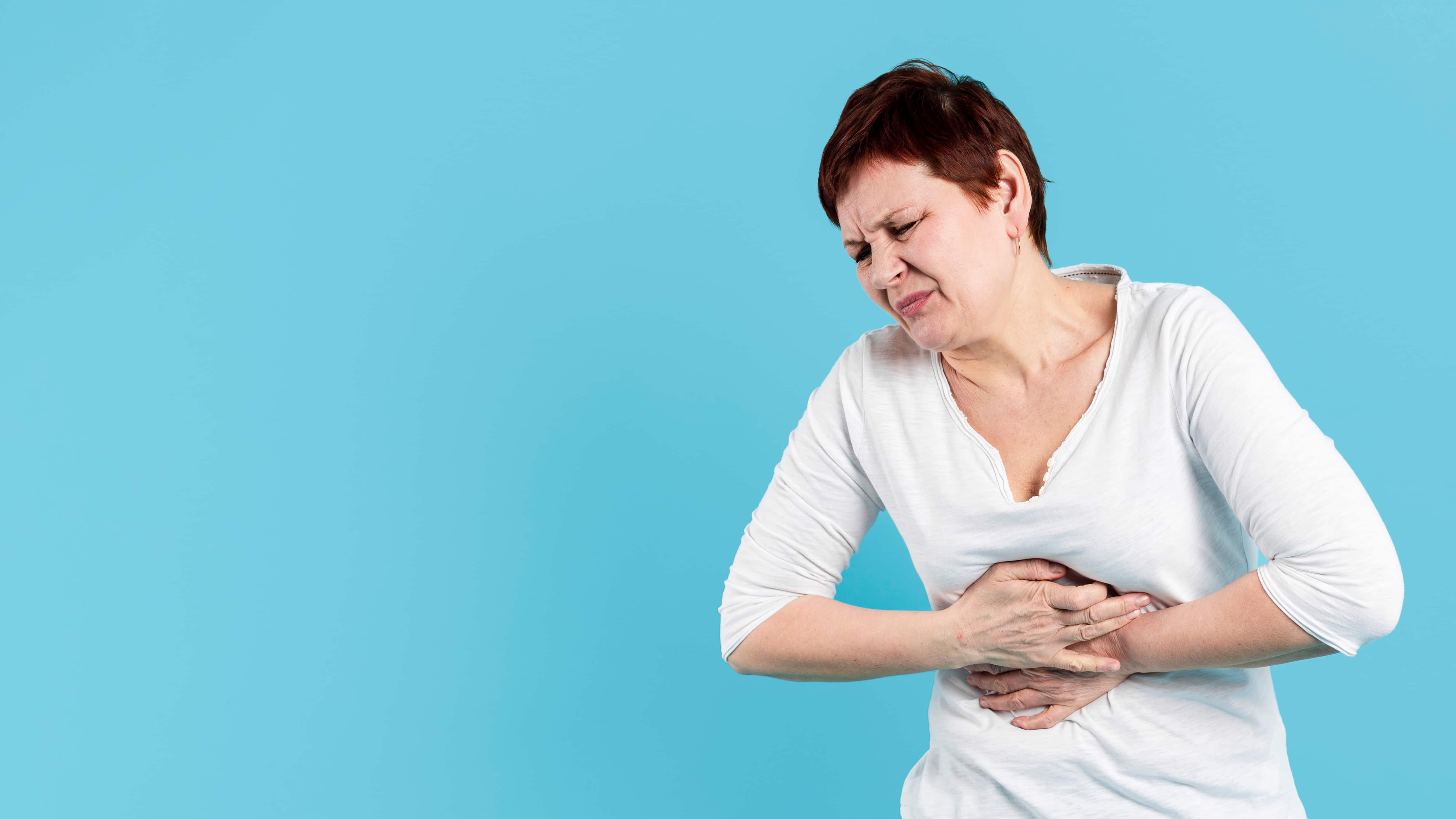 La acidez estomacal es una sensación de ardor en el pecho cuando el ácido del estómago retrocede hacia el esófago. Sin embargo, hay remedios caseros para prevenirla y aliviarla. Foto: Freepik.