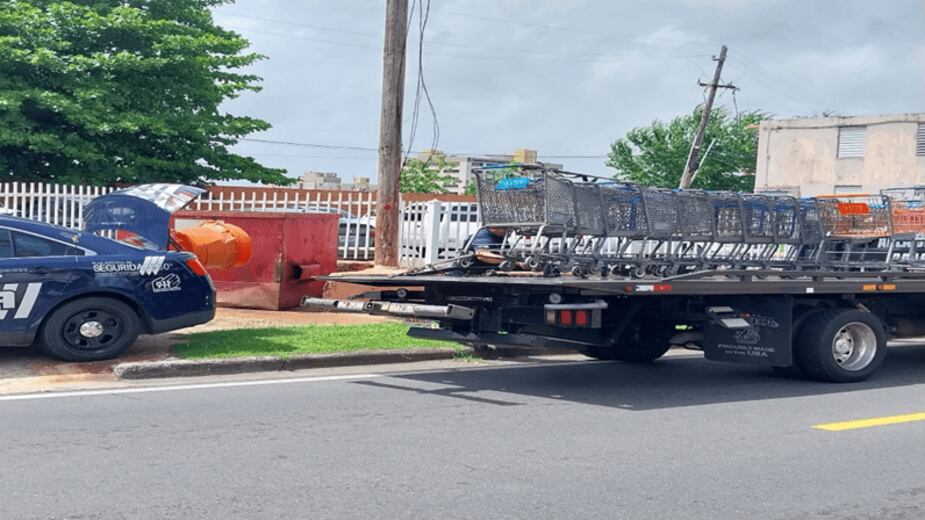 Policía de Bayamón ejecuta plan para remover obstáculos en residenciales