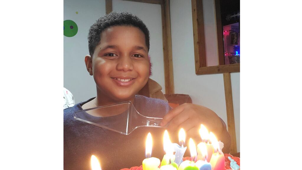 Ahmir Jolliff, quien murió en un tiroteo escolar el jueves 4 de enero de 2024, en Perry, Iowa, posa en una de sus fiestas de cumpleaños en esta foto sin fecha difundida por su madre. (Erica Jolliff via AP)