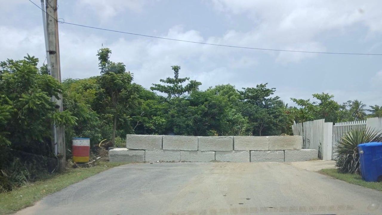 La disputa surge luego de que se instalaran bloques de concreto en un camino utilizado por la comunidad.