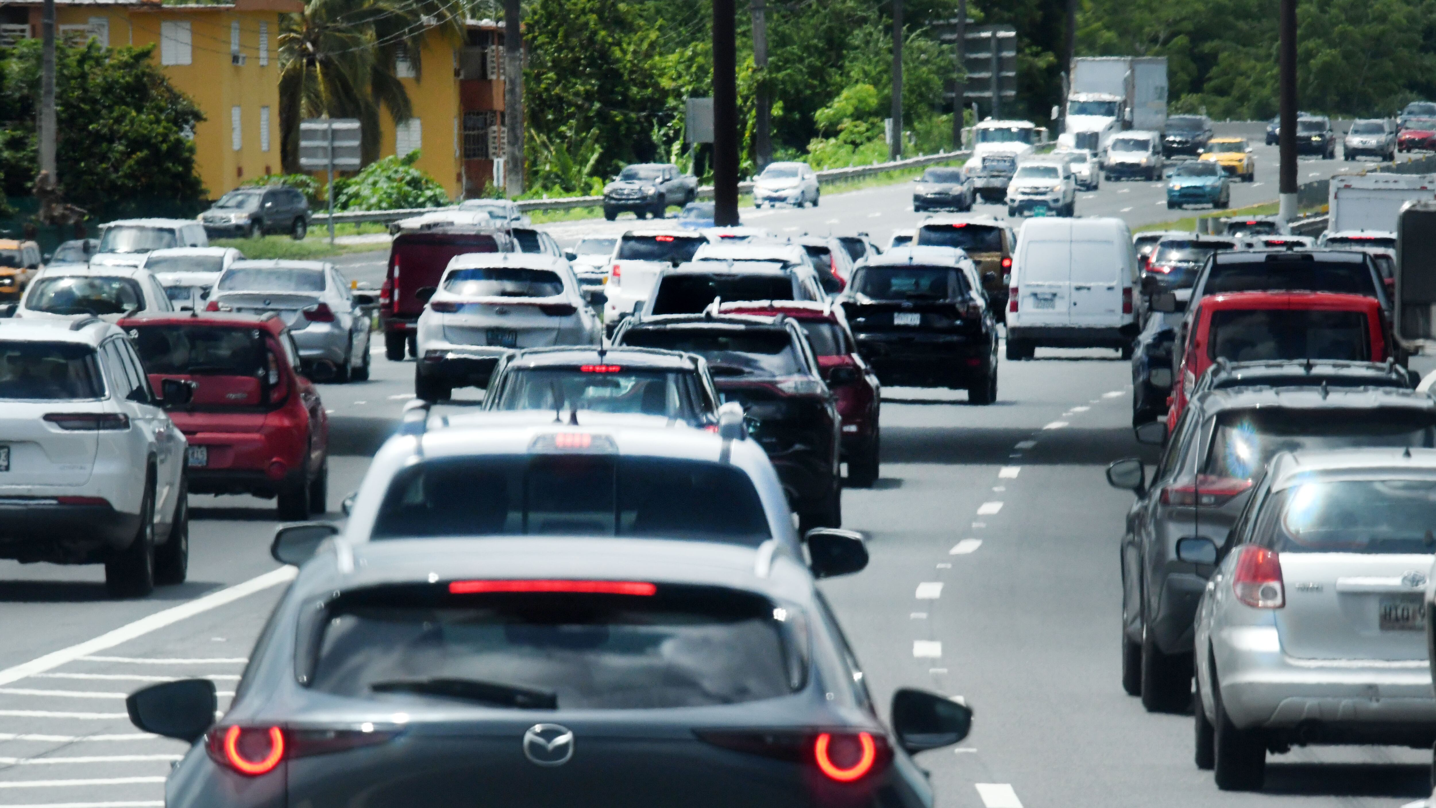 La carretera 185, a la altura de la urbanización Las Haciendas en el barrio Campo Rico de Canóvanas, fue cerrada en ambas direcciones este viernes tras un accidente que provocó la caída del tendido eléctrico sobre el pavimento, informó la Policía de Puerto Rico.