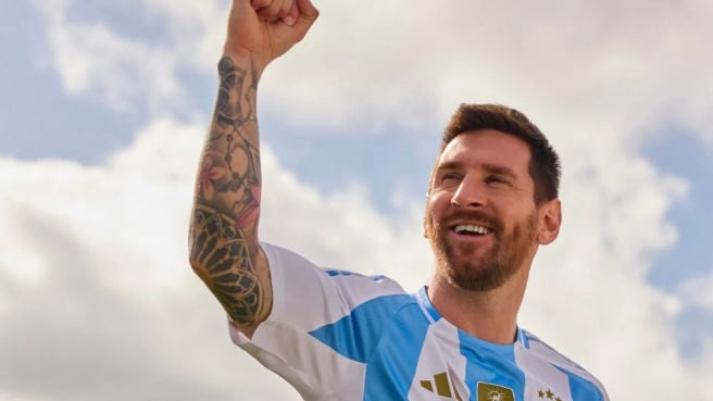 Lionel Messi portando la nueva camiseta de Argentina