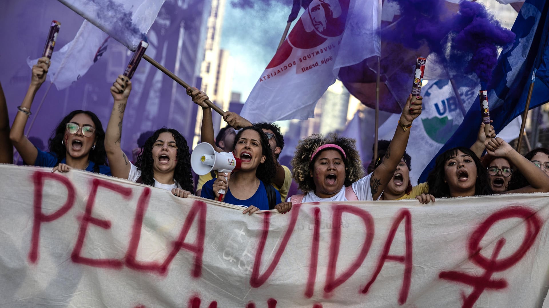 Mujeres participan en una manifestación para exigir a la Cámara de los Diputados que apruebe un proyecto de ley que tipifica la misoginia, con penas más duras para los discursos de odio hacia las mujeres, este sábado, en Sao Paulo (Brasil). EFE/ Isaac Fontana