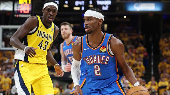 INDIANÁPOLIS, INDIANA – 13 DE JUNIO: Shai Gilgeous-Alexander, número 2 del Oklahoma City Thunder, controla el balón durante el tercer cuarto frente a los Indiana Pacers en el Juego 4 de las Finales de la NBA 2025, disputado en el Gainbridge Fieldhouse el 13 de junio de 2025, en Indianápolis, Indiana.
NOTA PARA EL USUARIO: El usuario reconoce y acepta expresamente que, al descargar o utilizar esta fotografía, consiente los términos y condiciones del Acuerdo de Licencia de Getty Images. (Foto por Maddie Meyer/Getty Images)