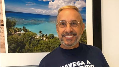 El locutor anunció su regreso a la radio.