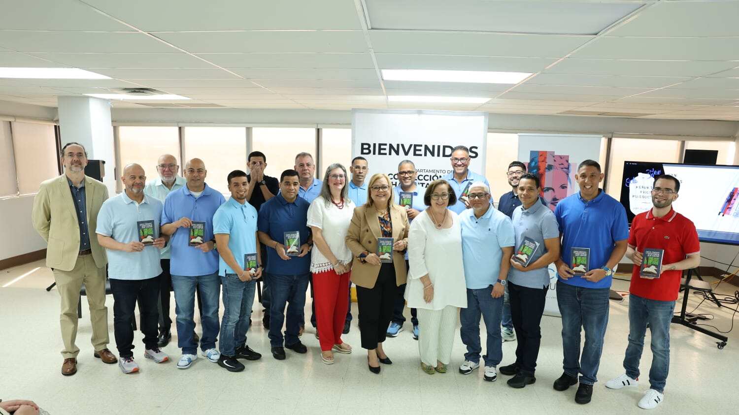 Confinados que forman parte de esta publicación junto al equipo de trabajo de la Fundación Felisa Rincón y el DCR.