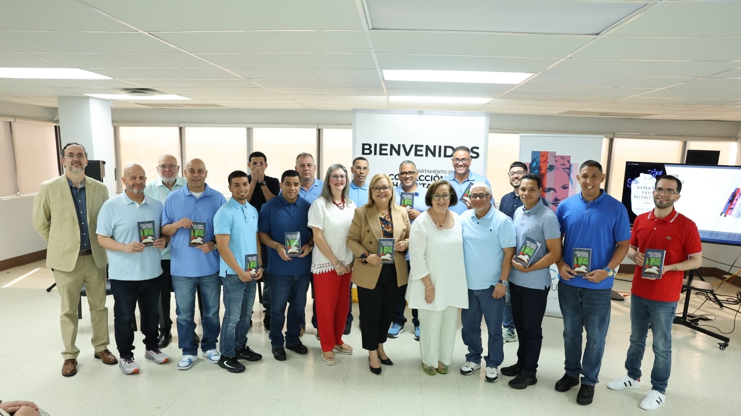 Confinados que forman parte de esta publicación junto al equipo de trabajo de la Fundación Felisa Rincón y el DCR.