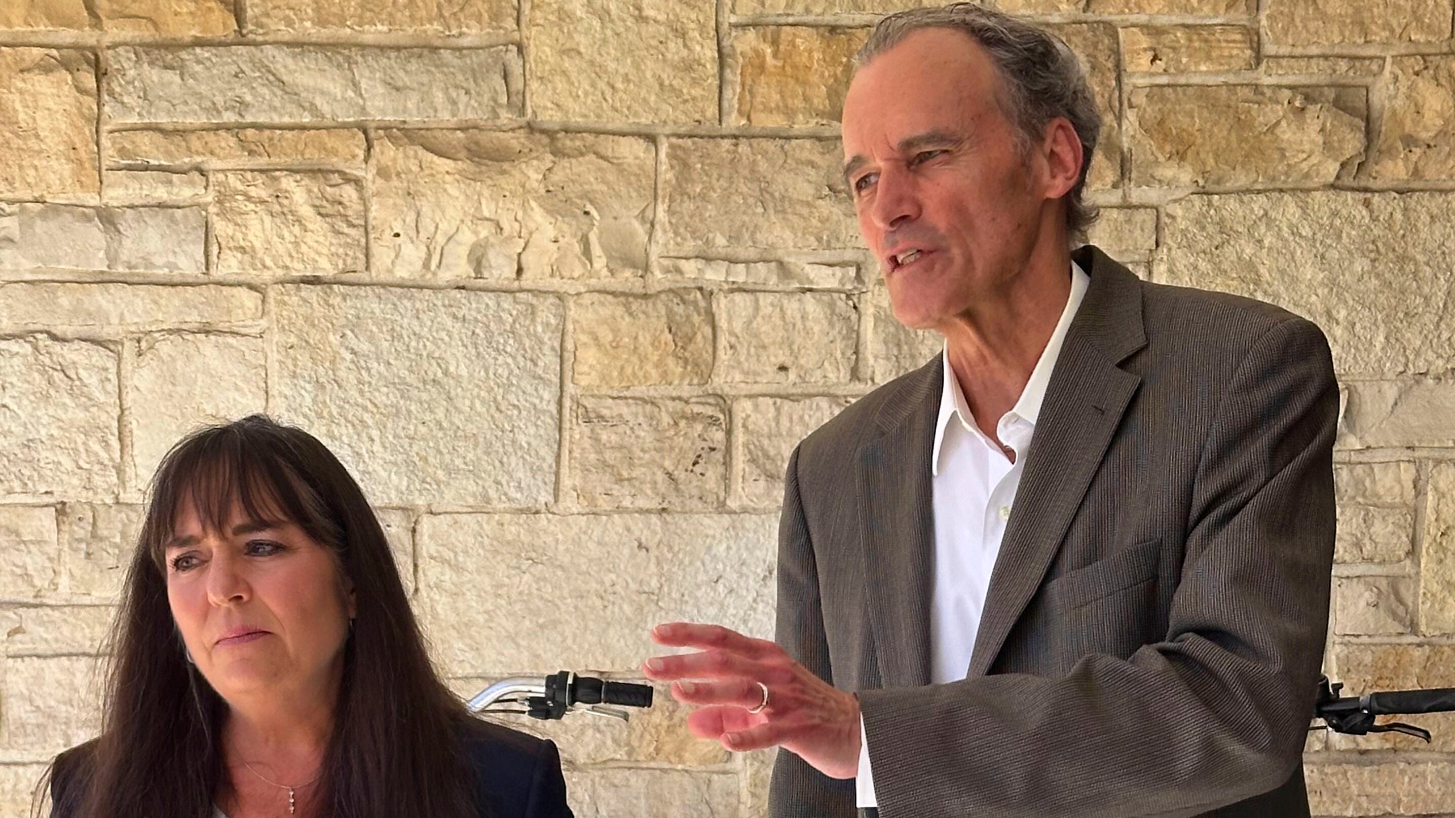 Universidad de Wisconsin despide a exrector que filmó películas pornográficas