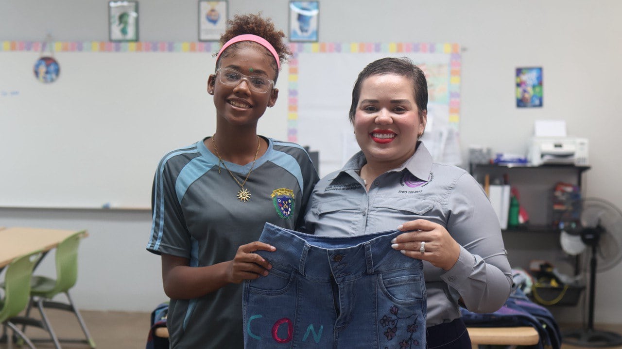 Estudiantes de Toa Baja pintan mahones contra la violencia de género