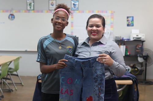 Estudiantes de Toa Baja pintan mahones contra la violencia de género