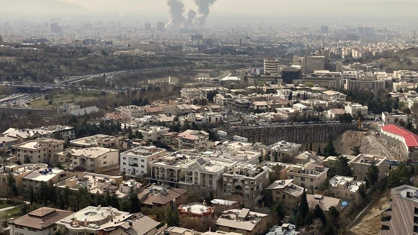 FOTODELDIA TEHERÁN (IRÁN), 28/02/2026.- Una columna de humo emerge del centro de Teherán tras un ataque israelí este sábado. Irán anunció este sábado el cierre de su espacio aéreo después de que se escucharan varias explosiones en diversos puntos de Teherán y de que Israel informara de que ha lanzado un ataque preventivo contra el país persa. EFE/ Mehrnews SOLO USO EDITORIAL/SOLO DISPONIBLE PARA ILUSTRAR LA NOTICIA QUE ACOMPAÑA (CRÉDITO OBLIGATORIO). PROHIBIDO SU USO POR MEDIOS ISRAELÍES