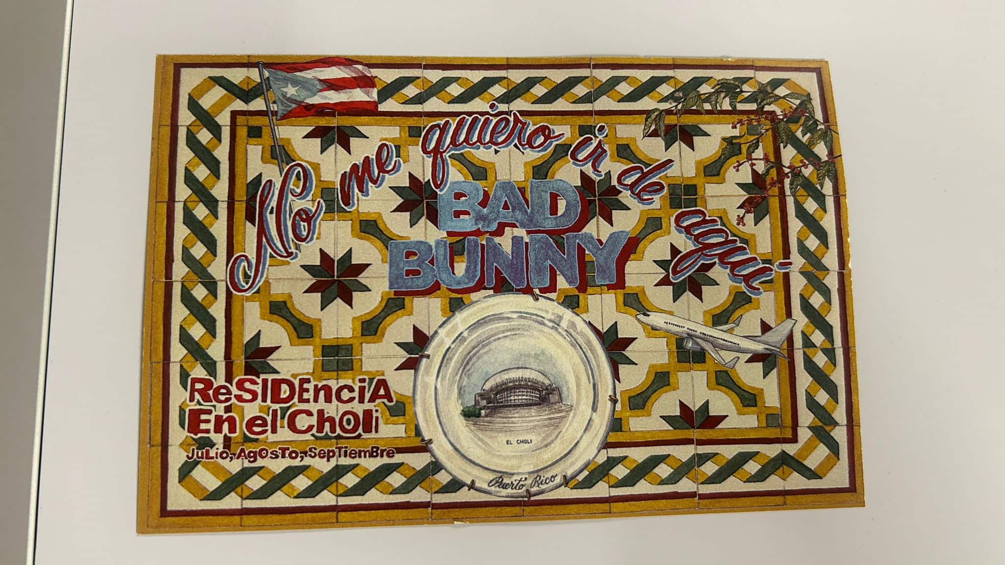 Cartel con código QR de residencia de Bad Bunny. El Calce