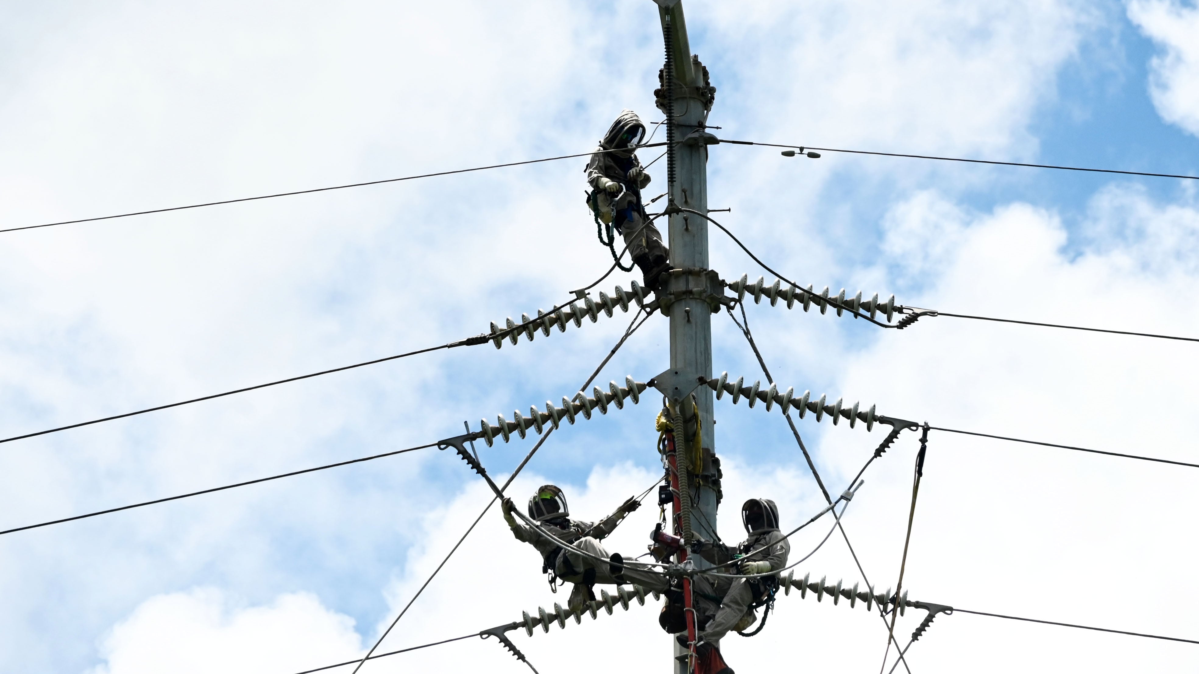 Personal de Luma se prepara para dar mantenimientos a torres de transmisiónes en Vega Alta.