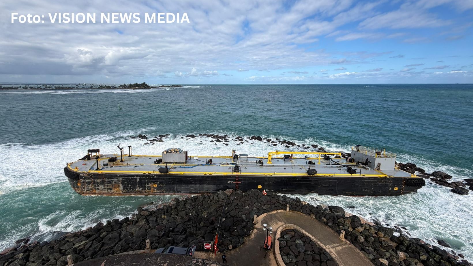 Una barcaza quedó encallada frente al rompeolas del Castillo San Felipe del Morro en el Viejo San Juan.