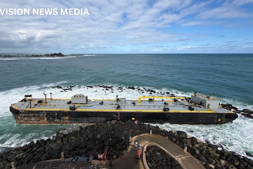 FOTOS: Barcaza permanece encallada frente al Castillo San Felipe del Morro