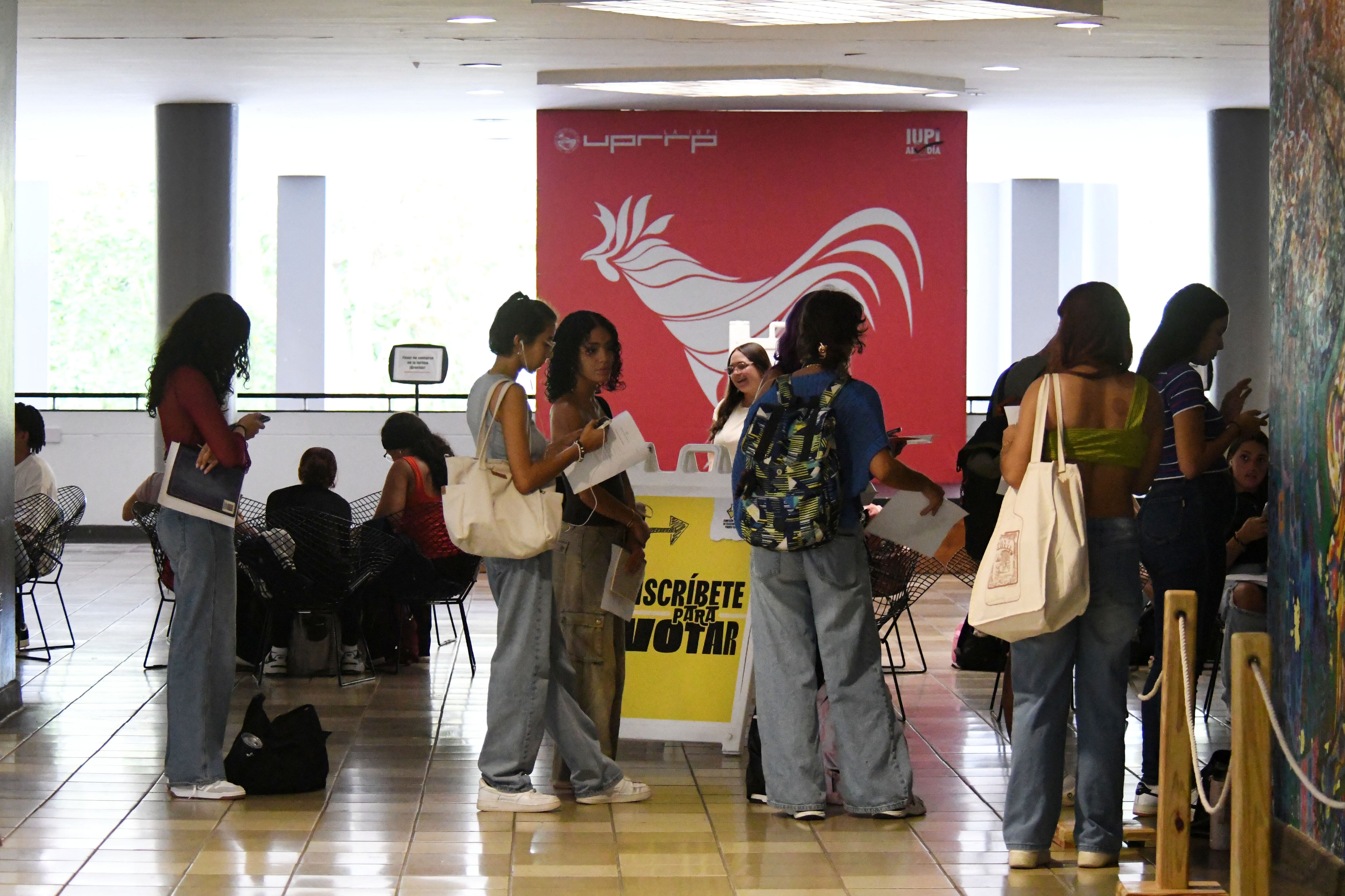 Estudiantes, trabajadores y público en general, se están inscribiendo en el Centro de Estudiantes, UPR, Rio Piedras. Metro PR 5 de septiembre de 2024