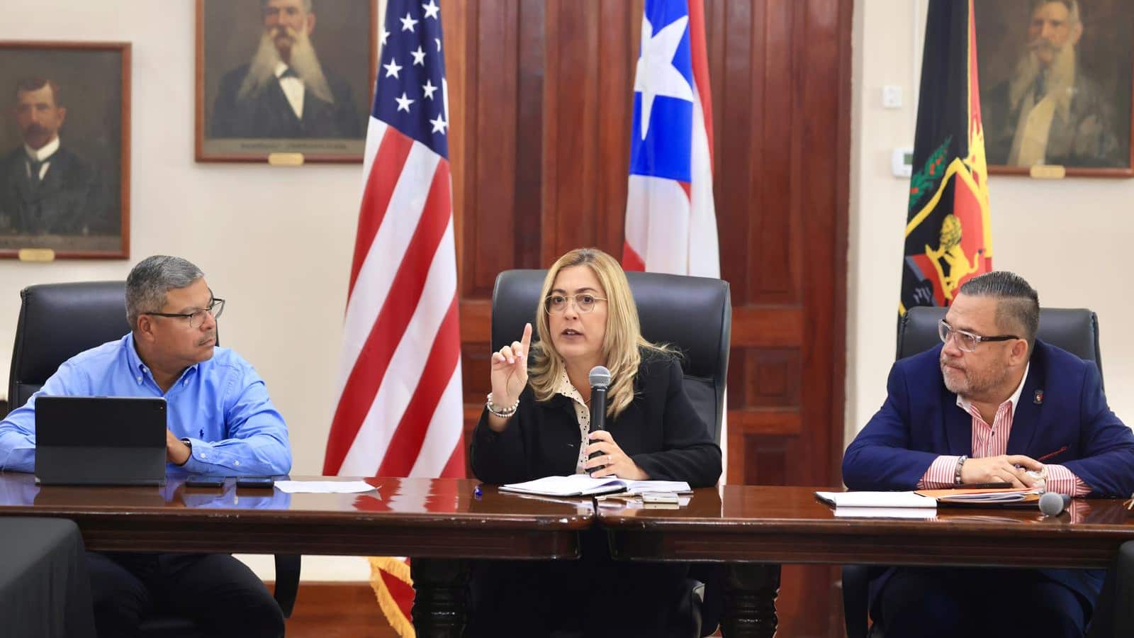 Alcaldesa Marlese Sifre Rodríguez (centro).