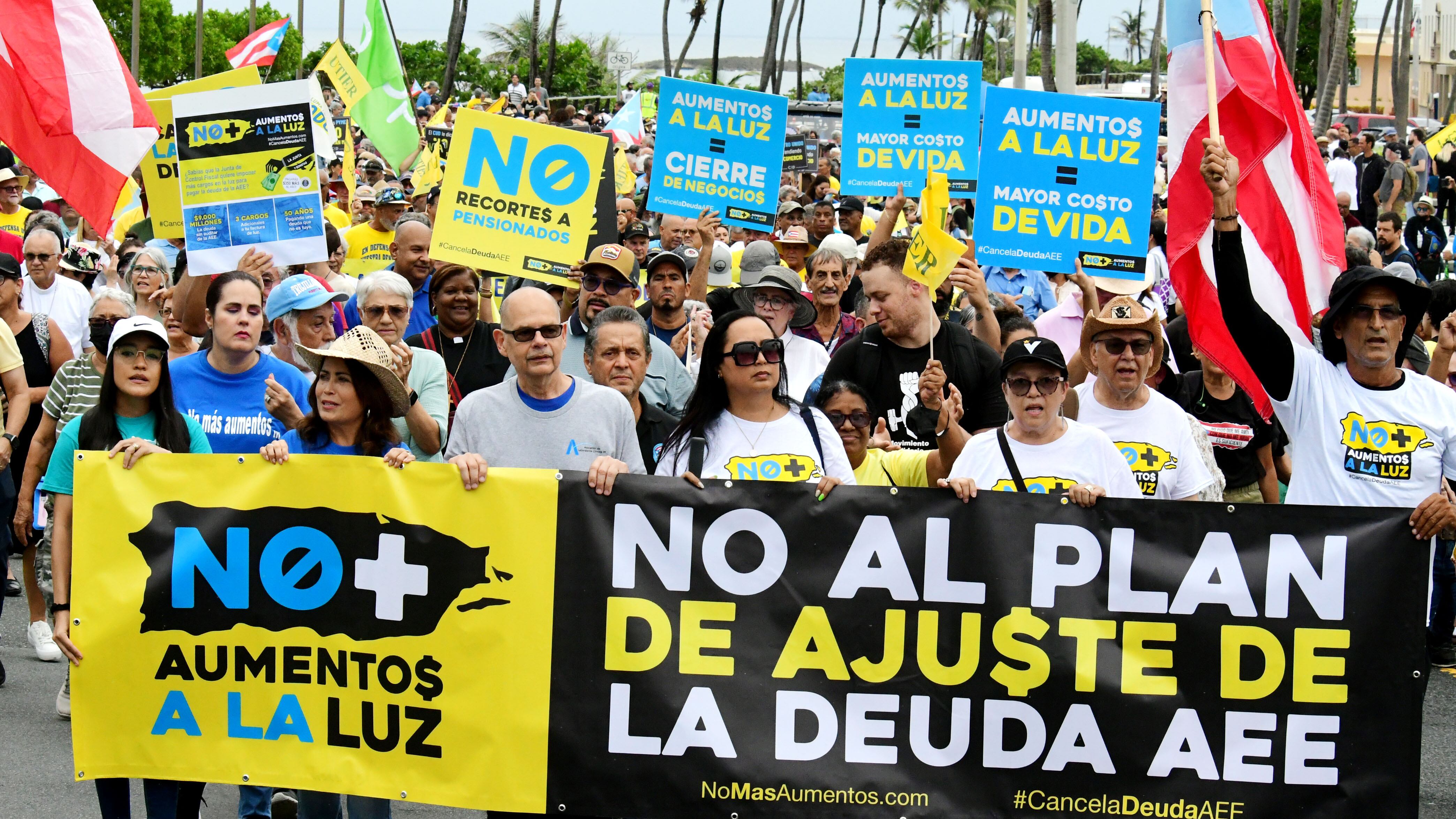 Protesta en contra del ajuste de la deuda de la luz