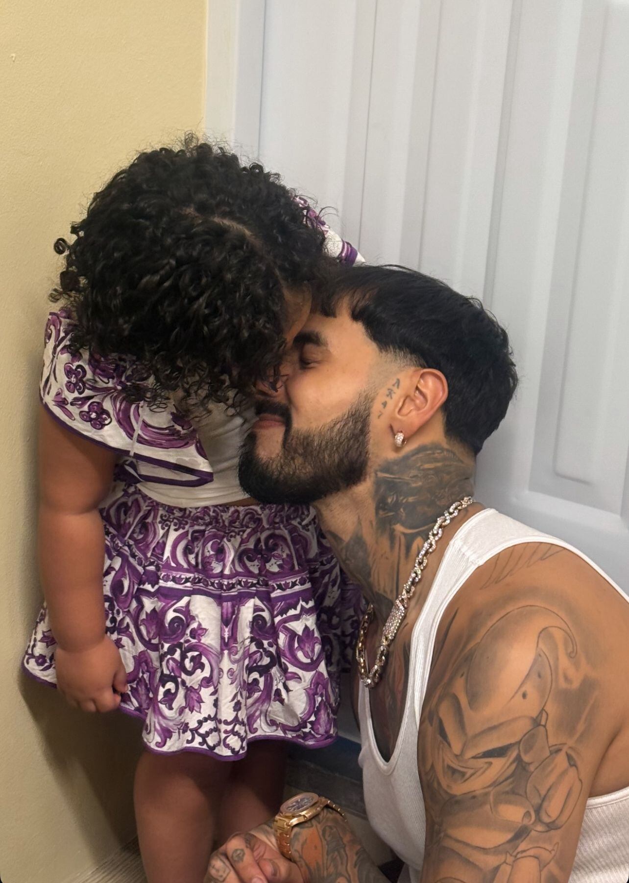 Anuel AA compartiendo con su hija Cattleya, luego de su concierto en el Estadio Quisqueya Juan Marichal, en Santo Domingo (República Dominicana).