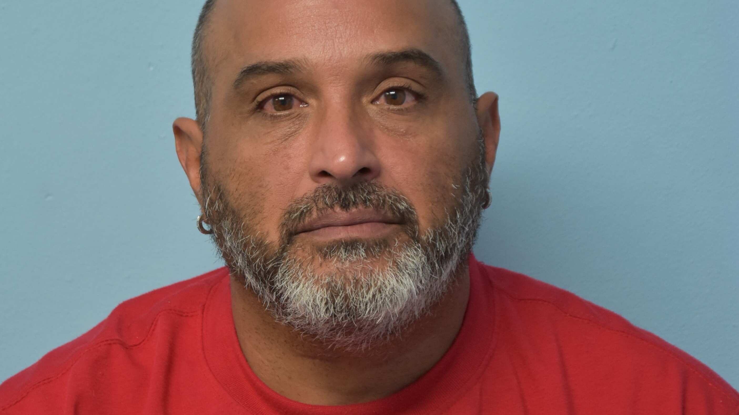 Se alega que, luego del recién asesinato de Ivette Joan Meléndez Vega, el sujeto huyó a pie tras chocar el auto que manejaba contra un poste.