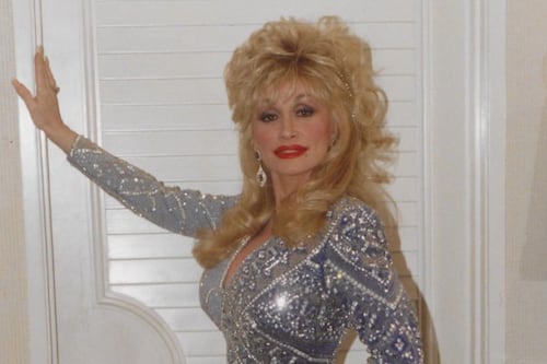 Dolly Parton revela que duerme maquillada todas las noches desde los años 80