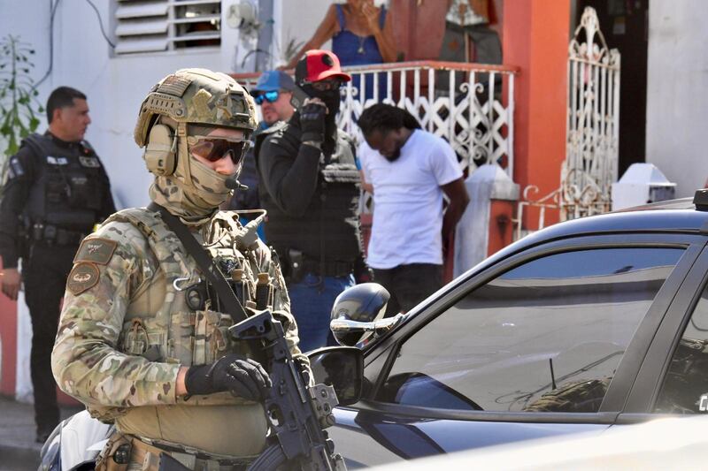 Federales realizan operativo en Villa Palmeras en Santurce