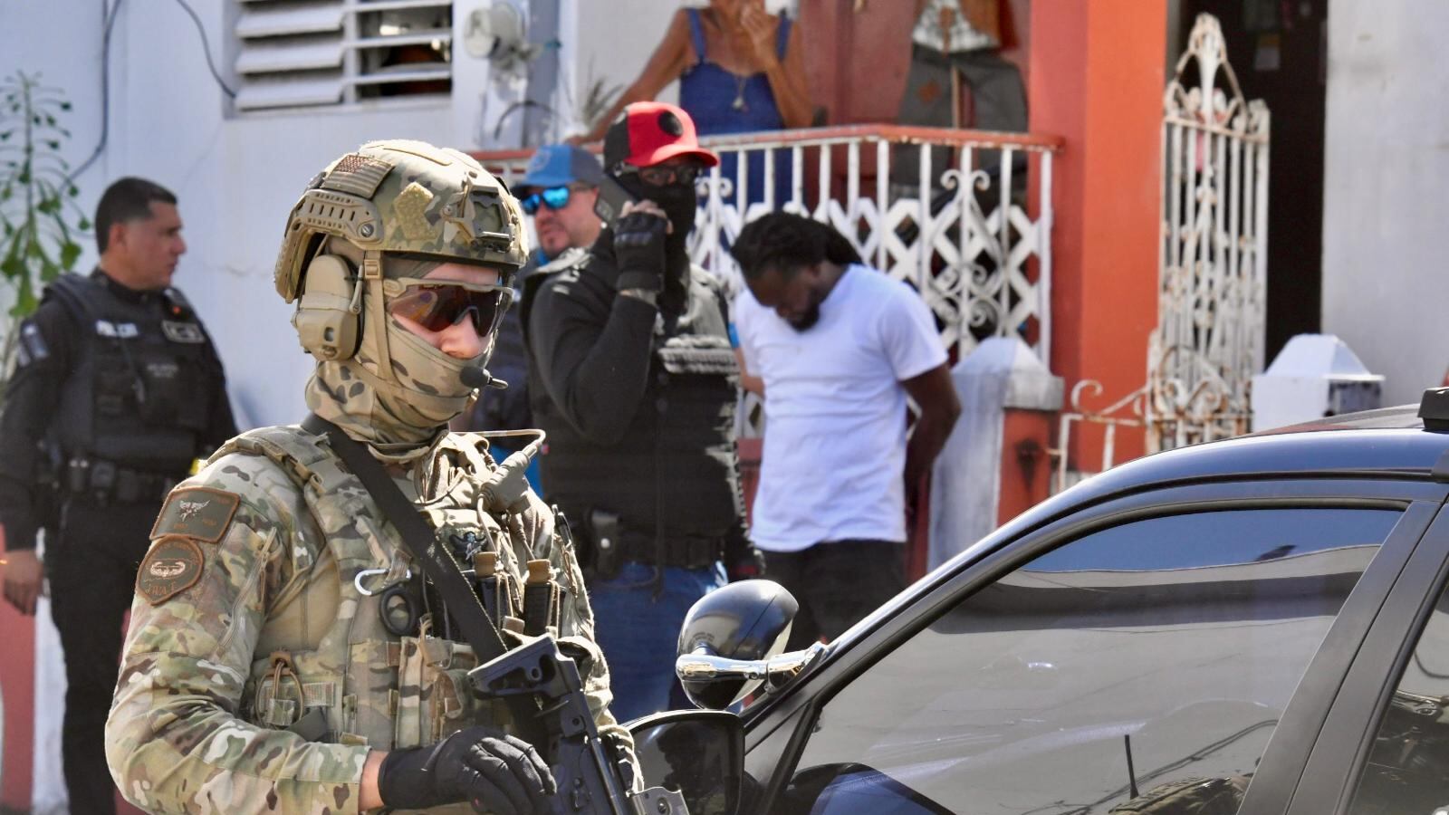 Federales realizan operativo en Villa Palmeras en Santurce