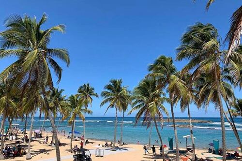 Se fue a dar un chapuzón y le llevaron la cartera de la silla de playa