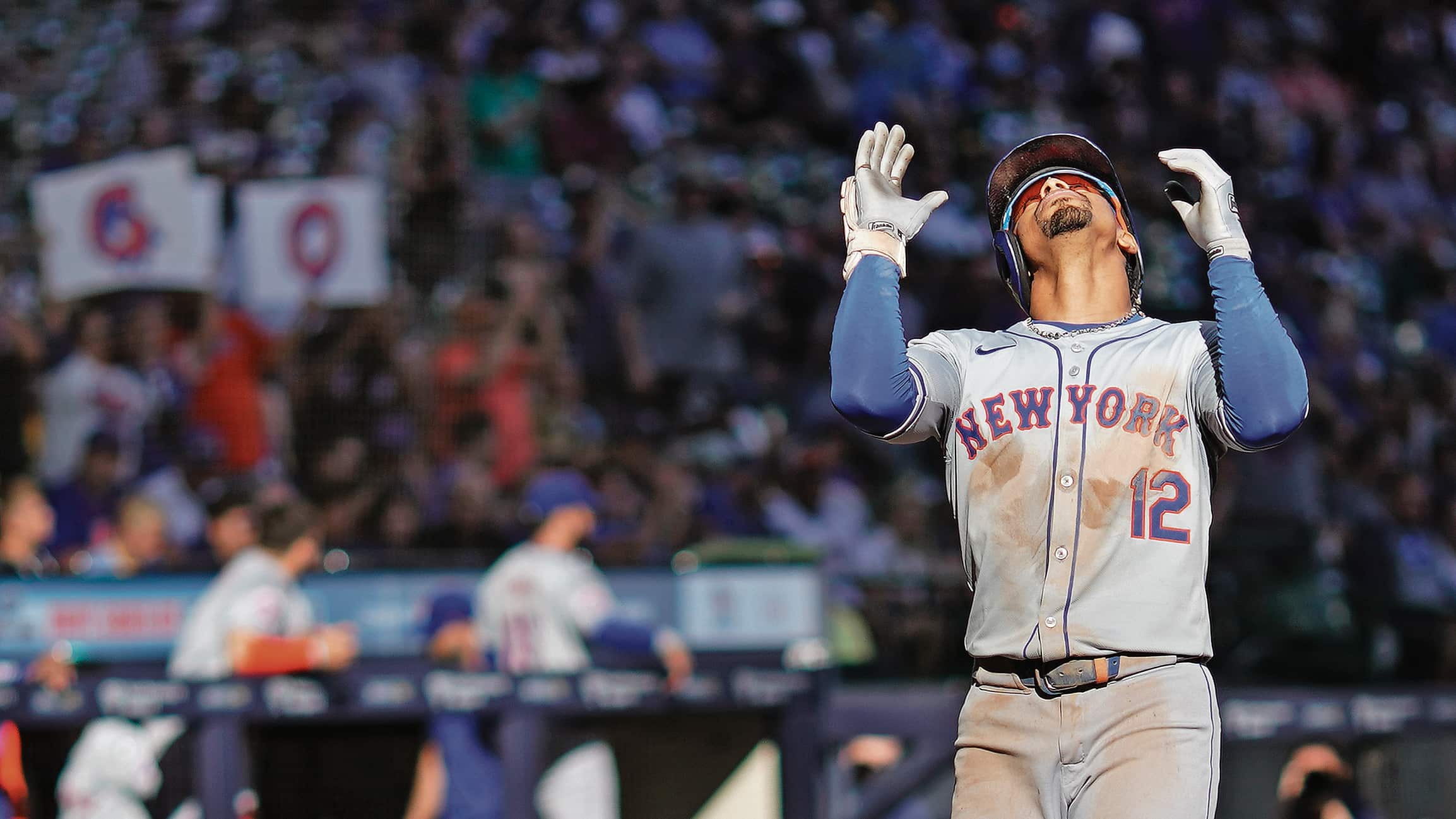 Francisco Lindor, de los Mets de Nueva York, hace un gesto después de conectar un jonrón solitario durante la sexta entrada de un juego de béisbol contra los Cerveceros de Milwaukee, el domingo 29 de septiembre de 2024, en Milwaukee.