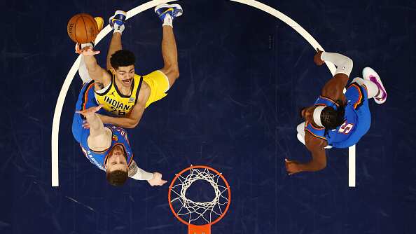 INDIANÁPOLIS, INDIANA – 11 DE JUNIO: Ben Sheppard, número 26 de los Indiana Pacers, lanza el balón ante la defensa de Isaiah Hartenstein (n.º 55) y Luguentz Dort (n.º 5) de los Oklahoma City Thunder durante la primera mitad del Juego Tres de las Finales de la NBA 2025, en el Gainbridge Fieldhouse, el 11 de junio de 2025, en Indianápolis, Indiana.