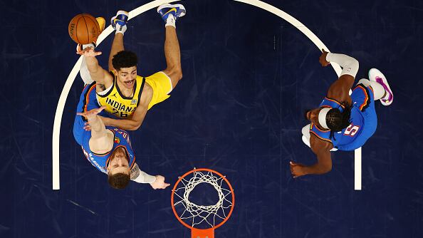 INDIANÁPOLIS, INDIANA – 11 DE JUNIO: Ben Sheppard, número 26 de los Indiana Pacers, lanza el balón ante la defensa de Isaiah Hartenstein (n.º 55) y Luguentz Dort (n.º 5) de los Oklahoma City Thunder durante la primera mitad del Juego Tres de las Finales de la NBA 2025, en el Gainbridge Fieldhouse, el 11 de junio de 2025, en Indianápolis, Indiana.