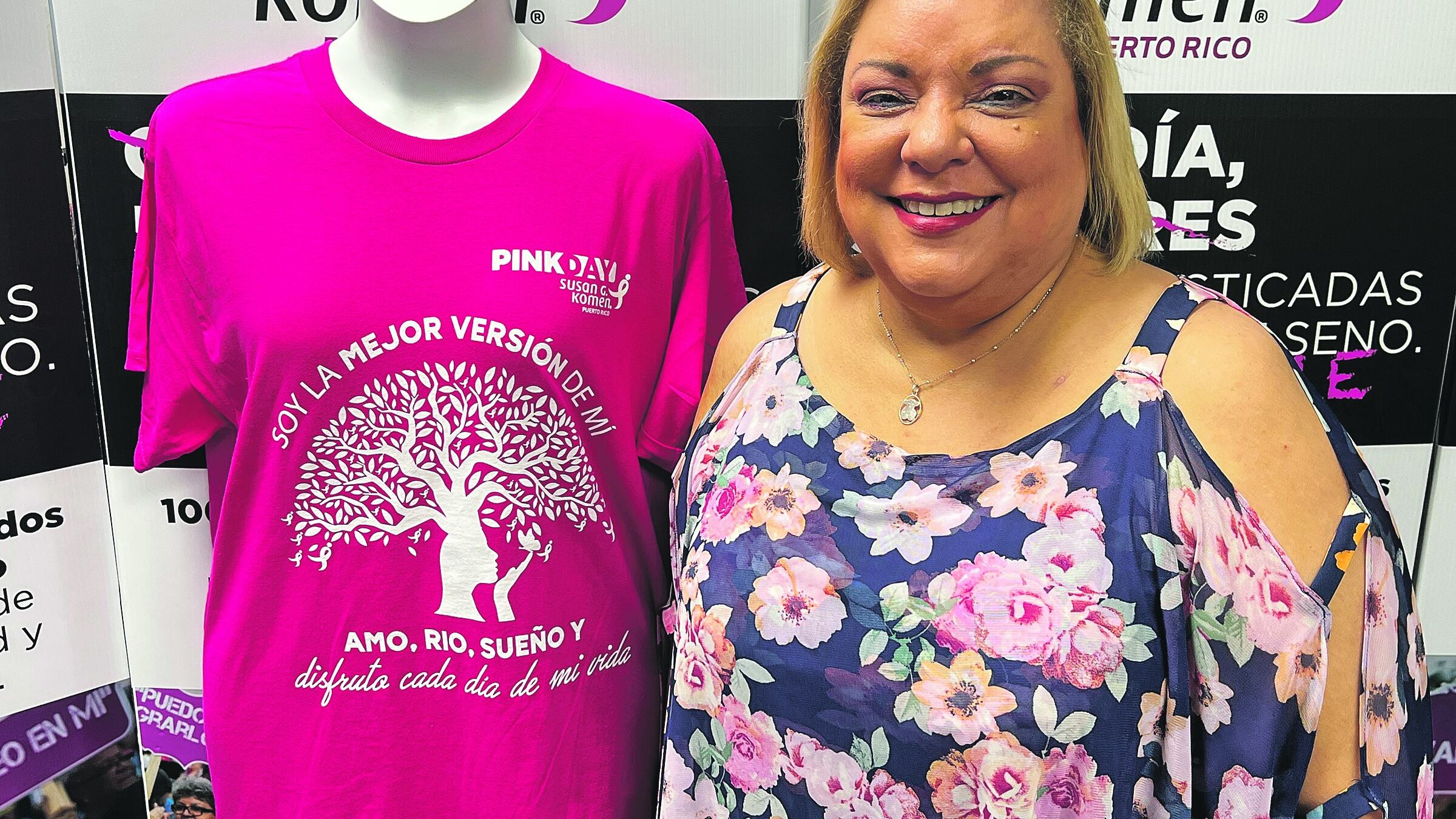La directora ejecutiva de Susan G. Komen Puerto Rico, Lynnette Rodríguez, aparece junto a la camiseta rosada que estarán vendiendo para beneficio de la organización que apoya a mujeres con cáncer de seno.