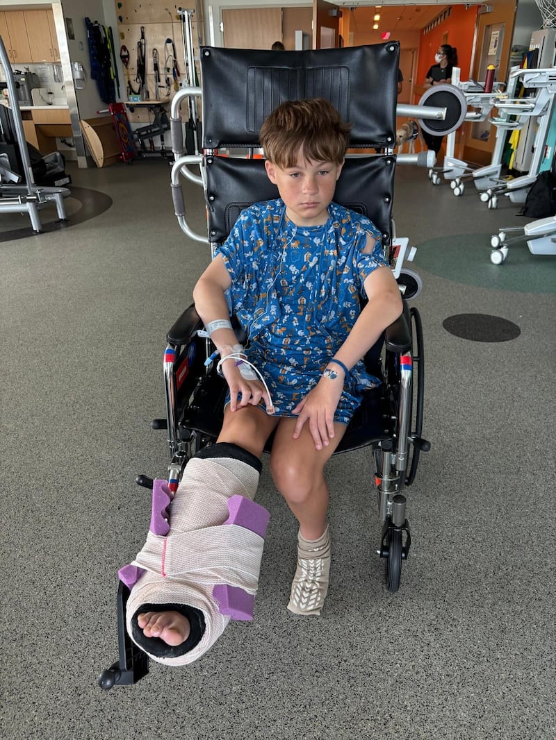 Ian M. Ayala Martínez ha sido operado de su tobillo y pierna derecha en cinco ocasiones por una condición llamada hemimelia fibular, que afecta el desarrollo normal de los huesos de las piernas.

Foto suministrada