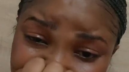 Mujer llora por estar soltera y sin hijos