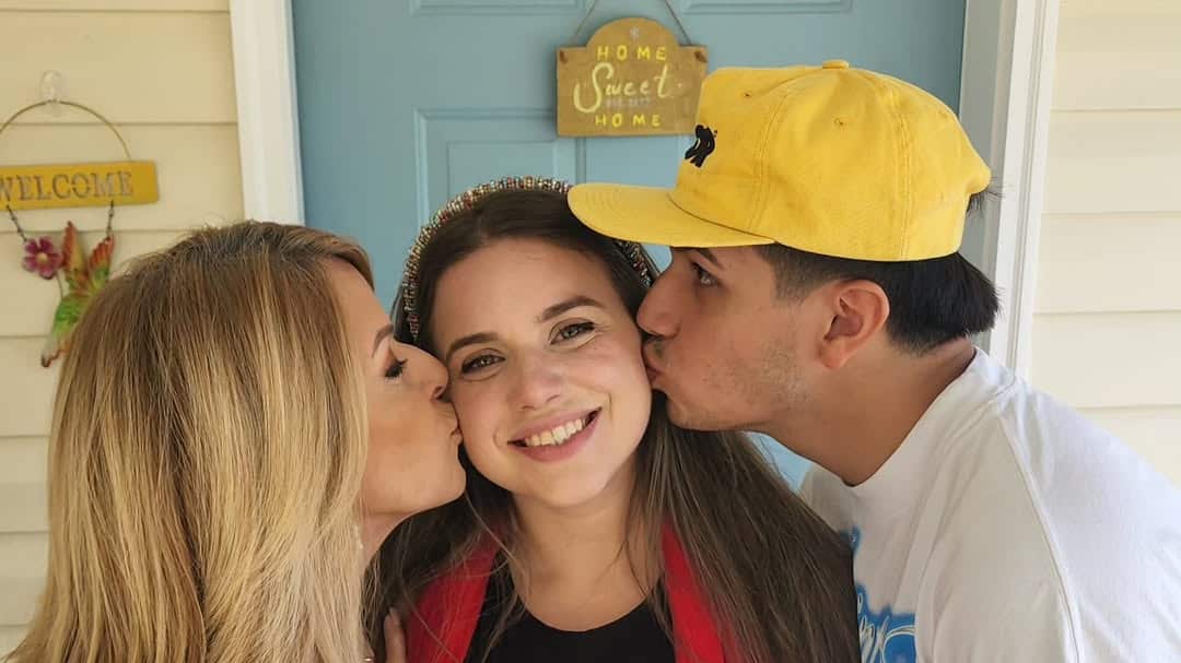 La periodista Lourdes Collazo compartiendo con sus retoños.