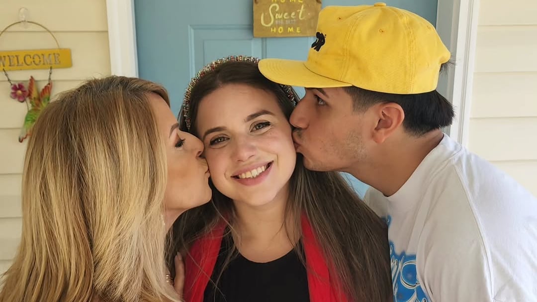 La periodista Lourdes Collazo compartiendo con sus retoños.