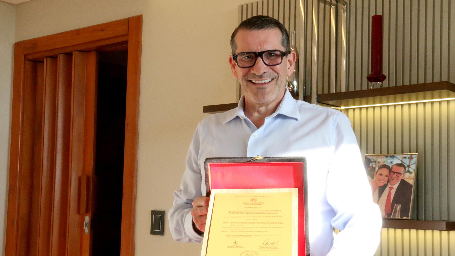 El médico patólogo paraguayo Gustavo Ayala posa en una entrevista con EFE el 21 de marzo de 2026, con una condecoración que recibió del Senado de Paraguay en Asunción.