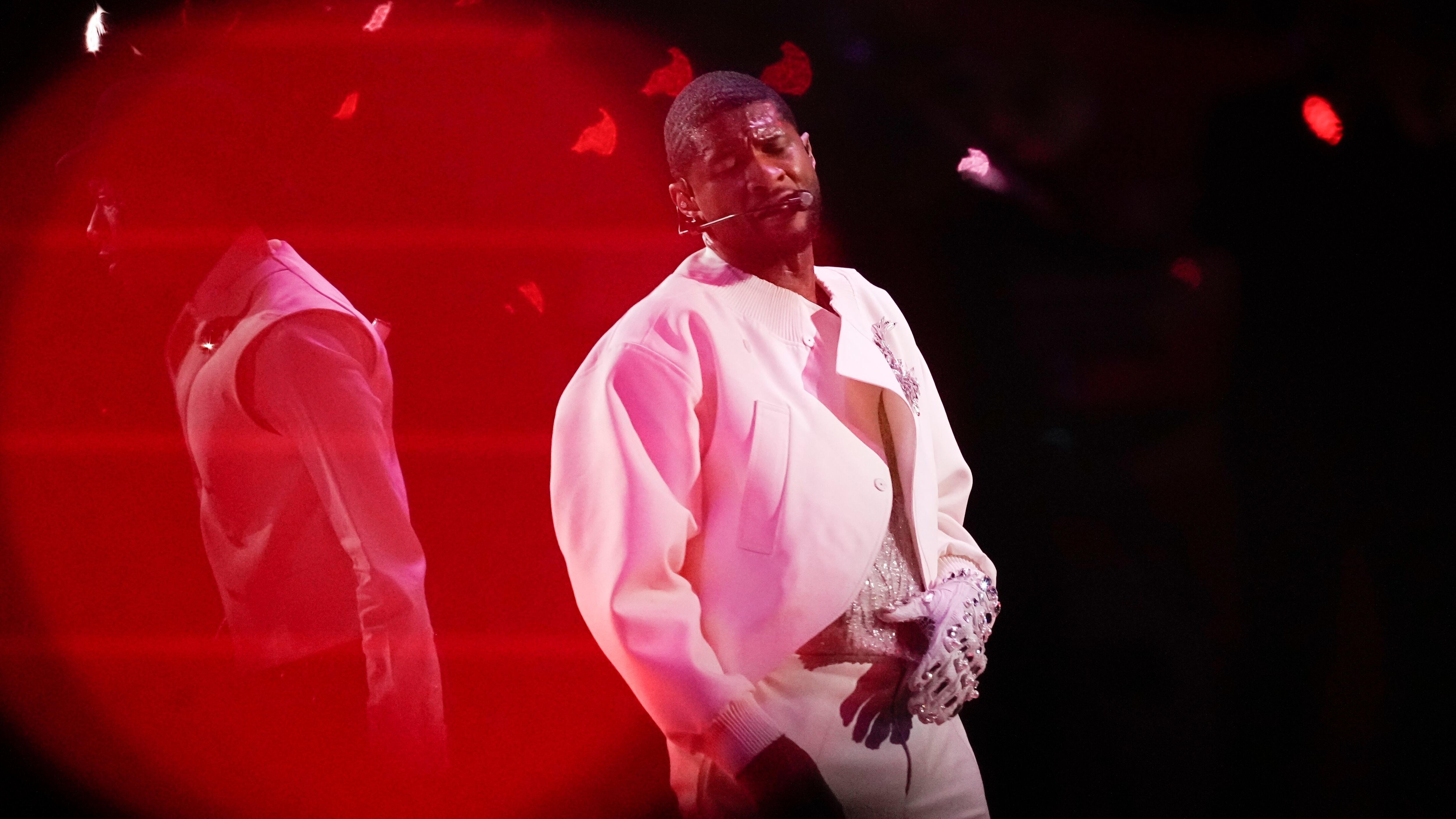 Usher durante su presentación en el espectáculo de medio tiempo del Super Bowl 58 de la NFL entre los 49ers de San Francisco y los Chiefs de Kansas City el domingo 11 de febrero de 2024 en Las Vegas. (Foto AP/Eric Gay)