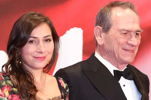 Ubican muerta en hotel de lujo a hija del director Tommy Lee Jones