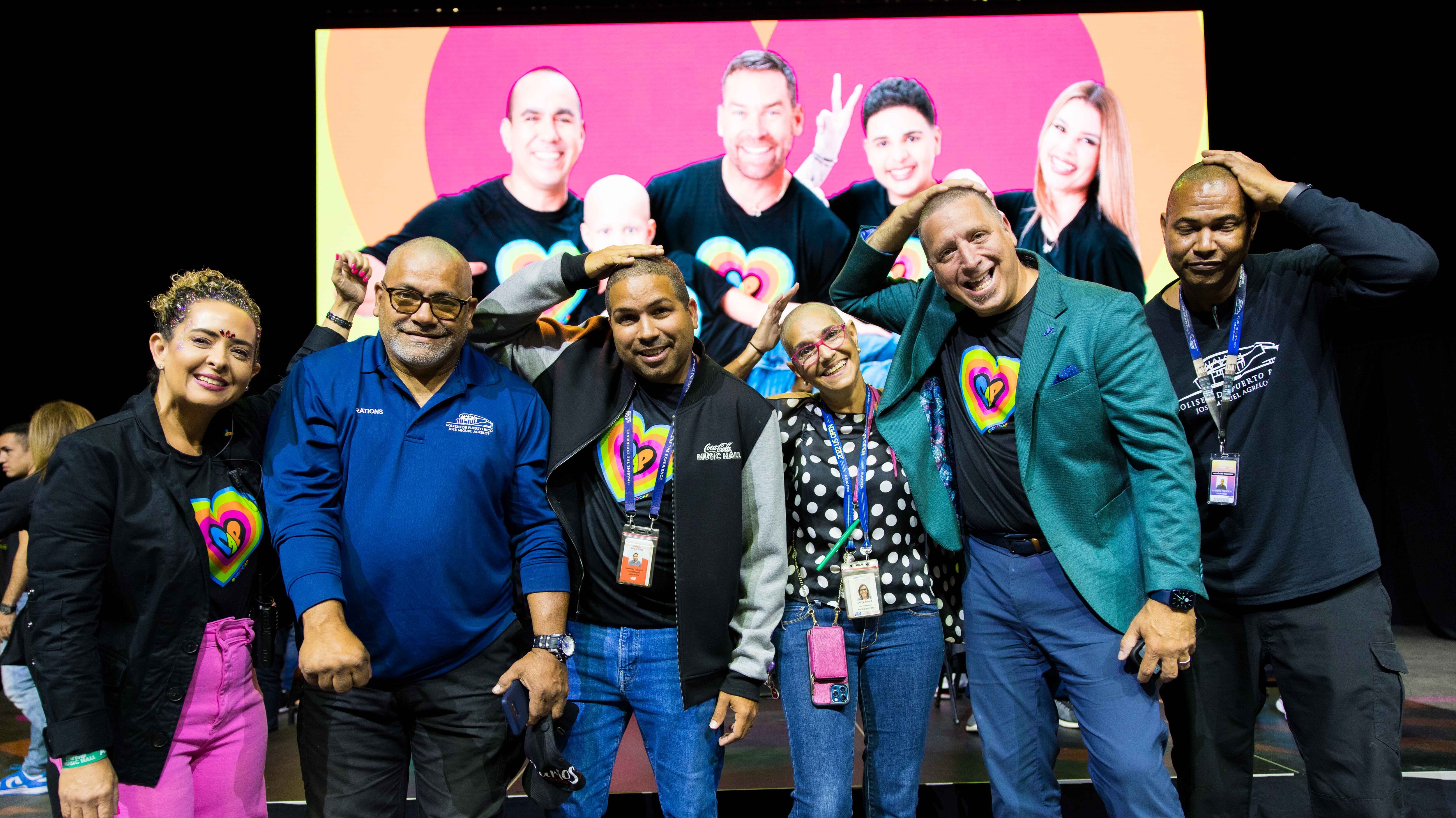 Denise Espinosa, presidenta de la Junta de Directores de Fundación CAP junto al grupo de empleados de ASM Global (1)