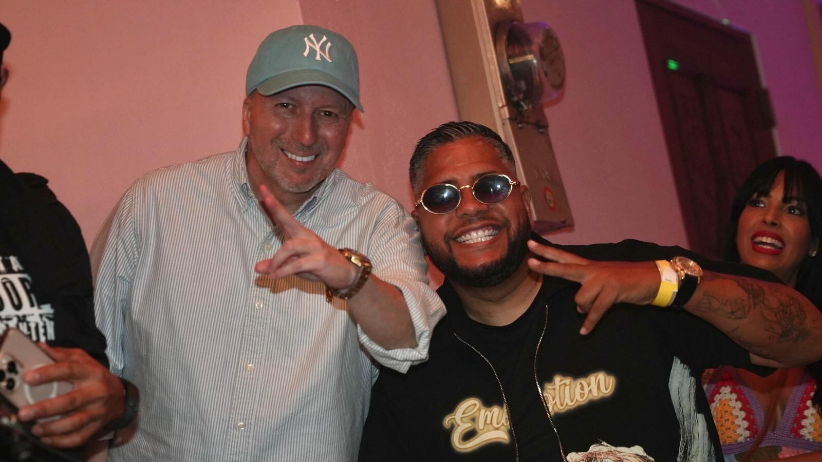 Coyote y Mario disfrutando de la residencia de Bad Bunny en el Coliseo de Puerto Rico José Miguel Agrelot.