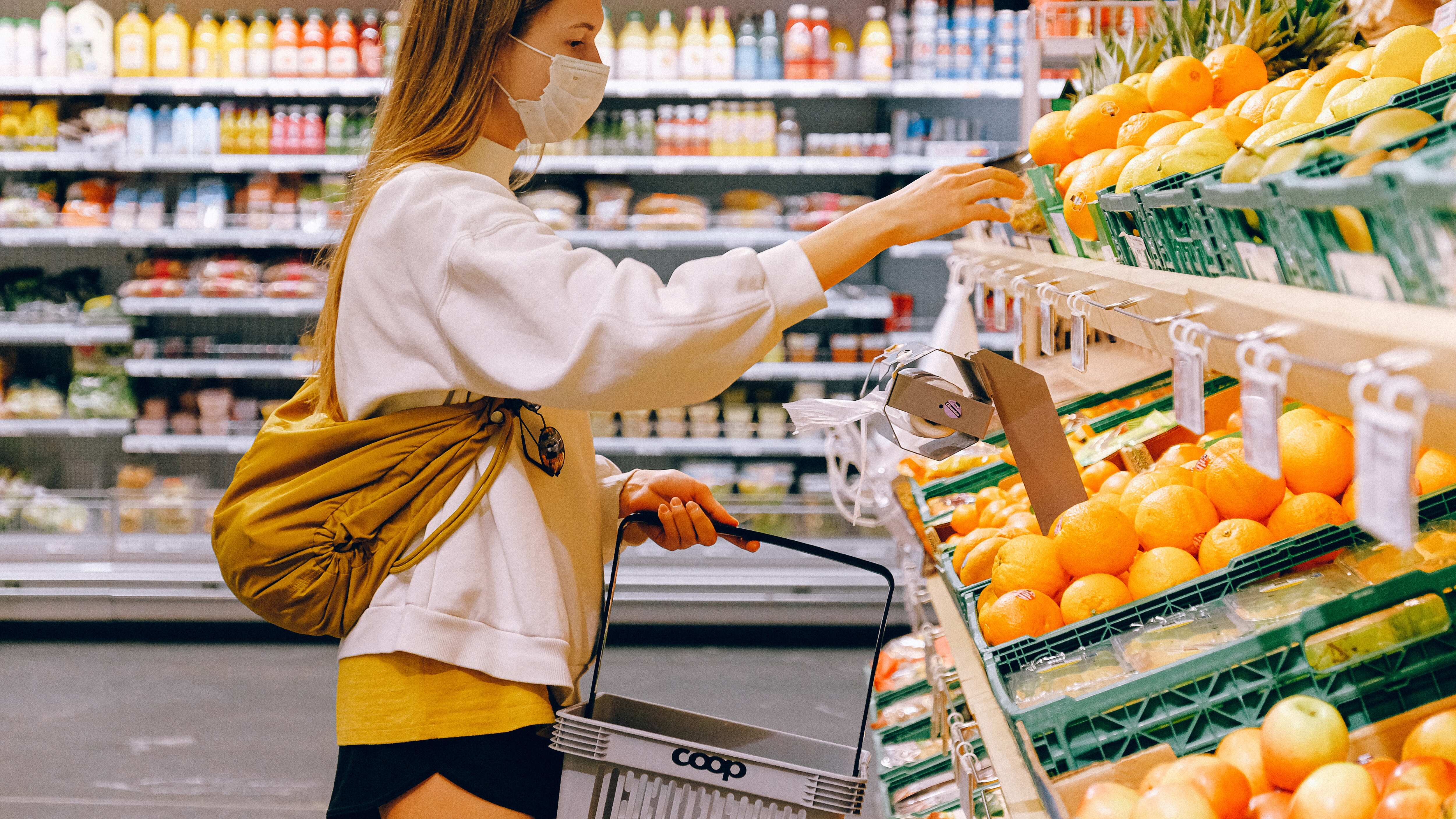 Alguns truques rápidos podem te ajudar a economizar no supermercado