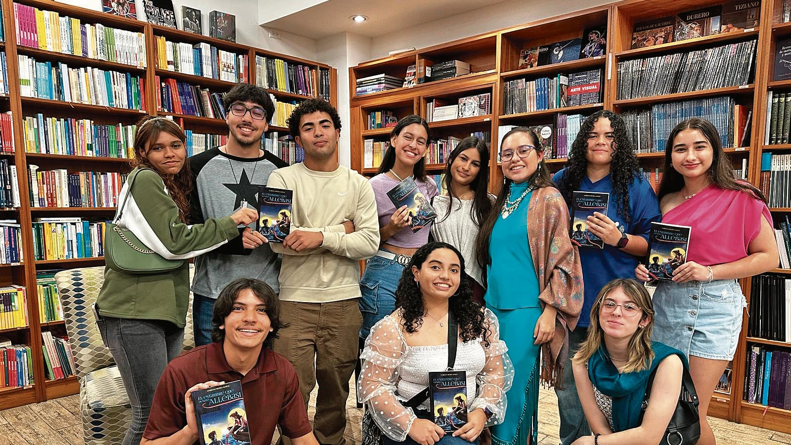 Escuela. Las interacciones con sus compañeros de clase, incpiraron a Mariana Rivera —joven vestida de azul‚ a escribir su primera novela. / suministrada