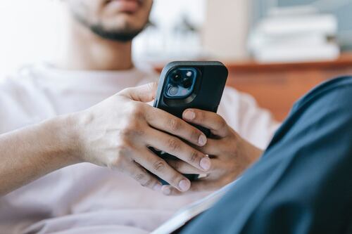 Mujer alquila a su esposo para que haga tareas domésticas y ya tiene negocio