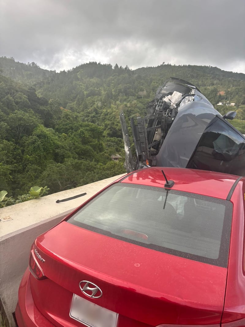 Accidente con auto volcado en la PR-52 de Cayey a Caguas.