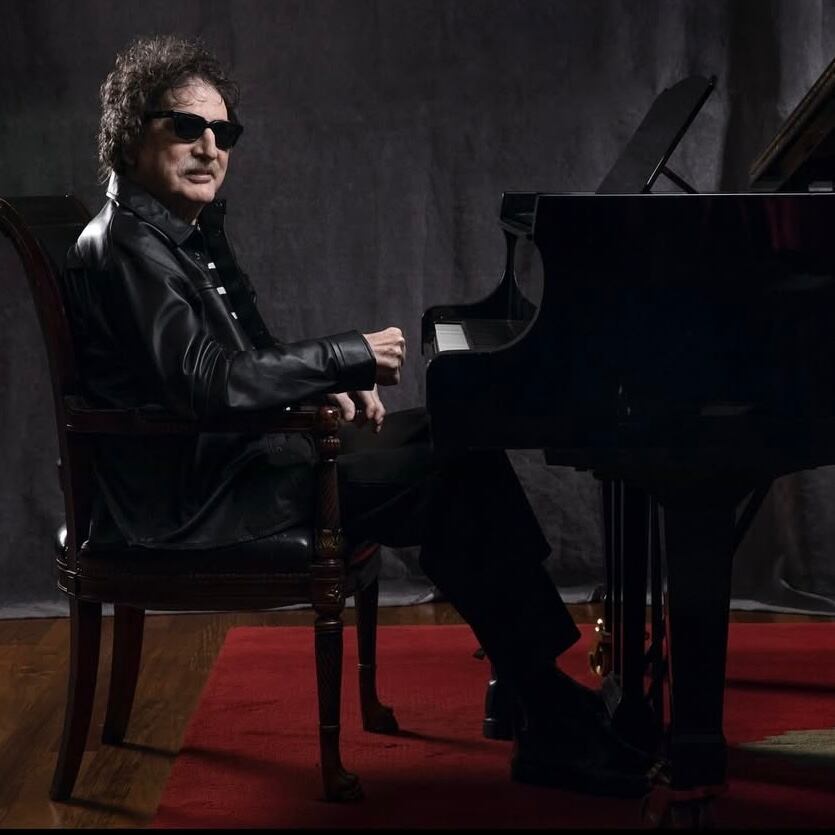 Es aclamado por su extensa obra discográfica, tanto en agrupaciones como en solista, y por abordar múltiples géneros musicales. Foto: Instagram de Charly García.