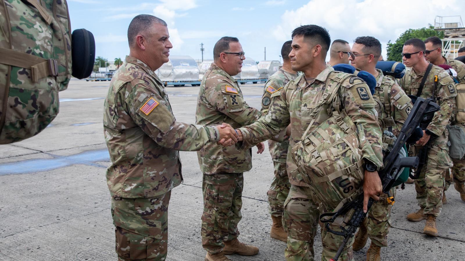 Soldados del Regimiento de Infantería 296 parten hacia África.