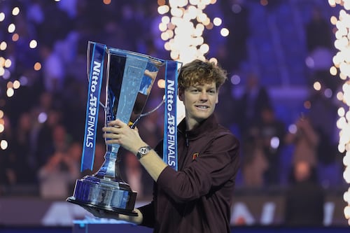 Jannik Sinner supera a Carlos Alcaraz y se convierte en bicampeón de las Finales ATP