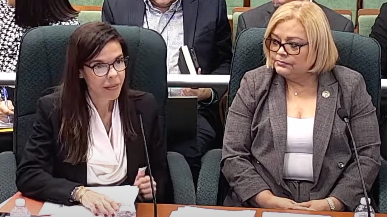Bárbara Méndez, directora de Administración y Operaciones de Physician Correctional, junto a la exsecretaria de Corrección, Ana Escobar.